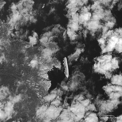 Un'immagine satellitare del relitto della Costa Concordia